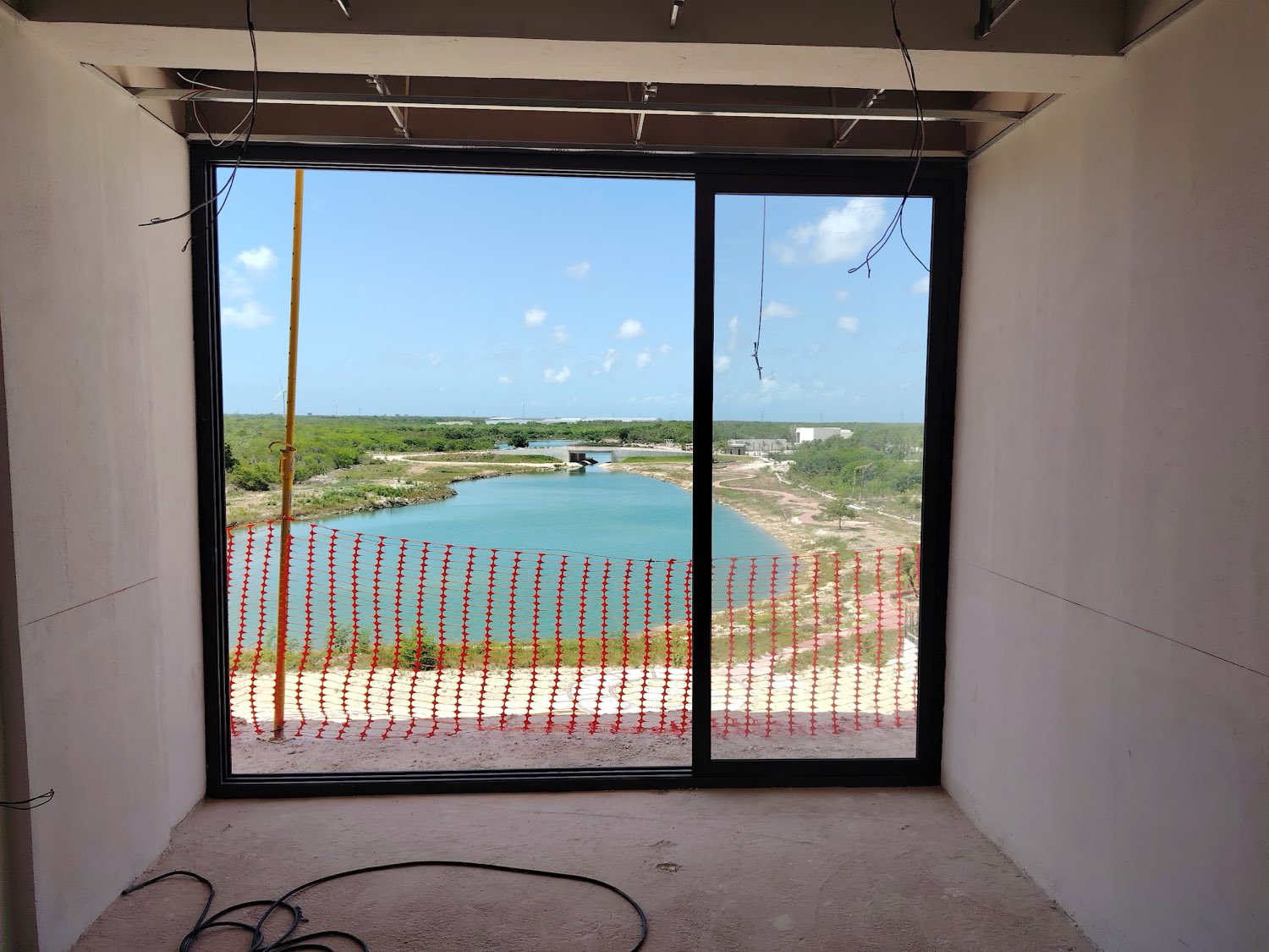 Aluminio y cristal en Puerto Cancún — Grupo Jassa