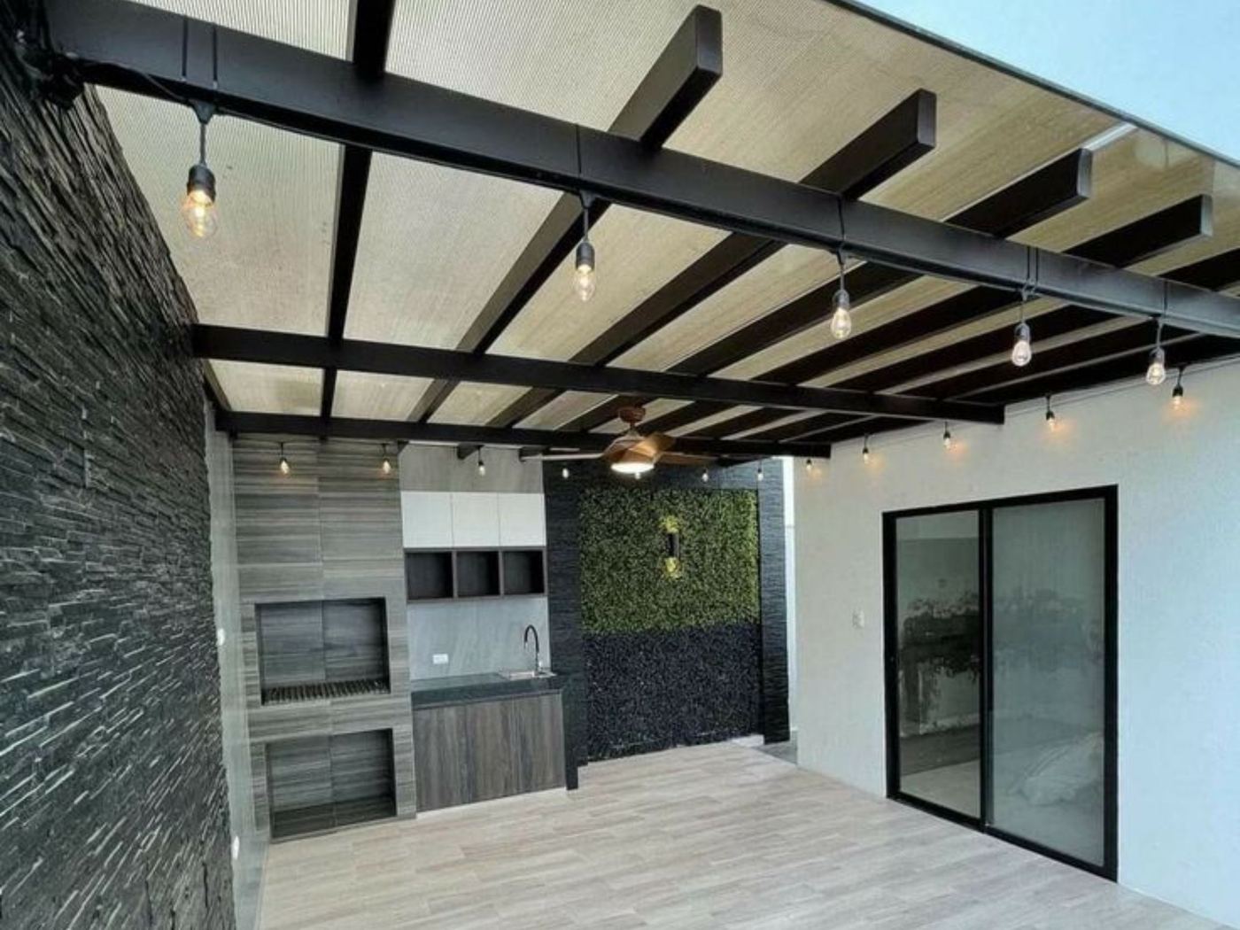 Acabados de iluminación, pérgola y cocina exterior ejecutados por Grupo Jassa