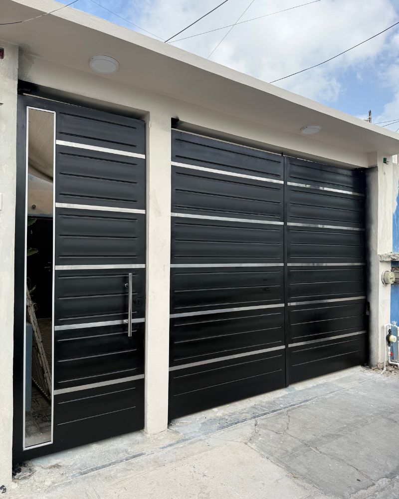 Portón residencial de herrería fabricado e instalado por Grupo Jassa